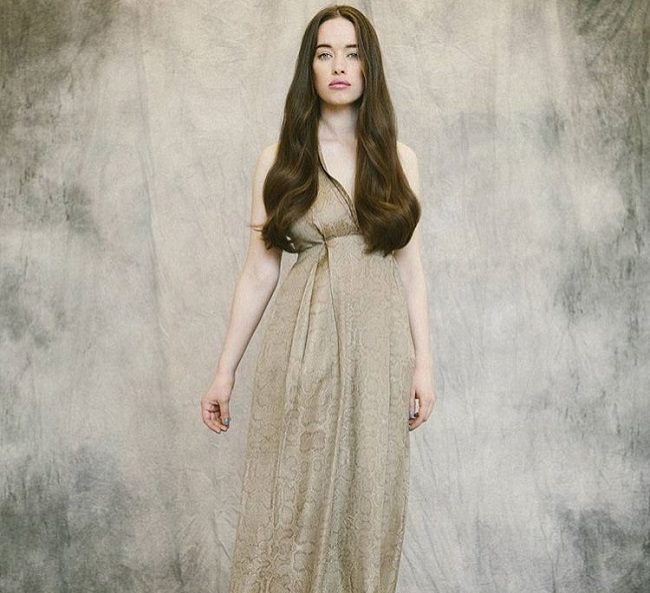   Anna Popplewell 穿着惊艳的连衣裙摆姿势