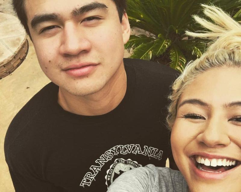  Calum Hood 和他的妹妹